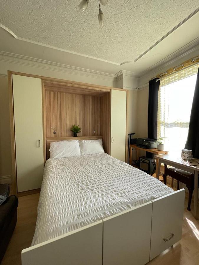 Room In Family Home Near Penny Lane ลิเวอร์พูล ภายนอก รูปภาพ