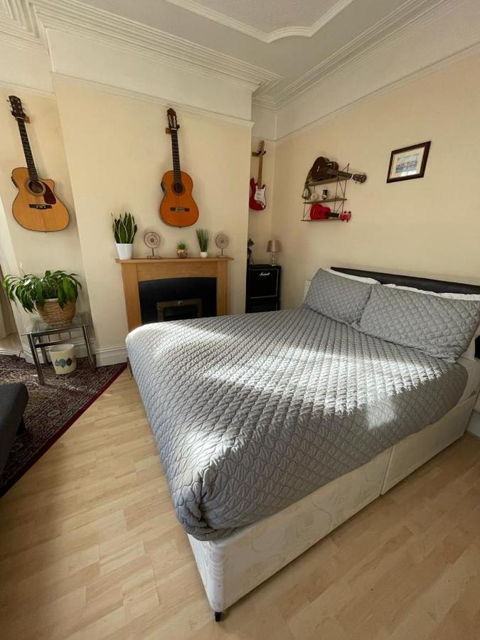 Room In Family Home Near Penny Lane ลิเวอร์พูล ภายนอก รูปภาพ