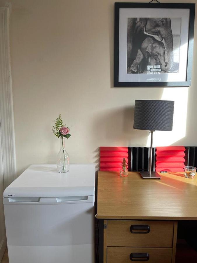 Room In Family Home Near Penny Lane ลิเวอร์พูล ภายนอก รูปภาพ