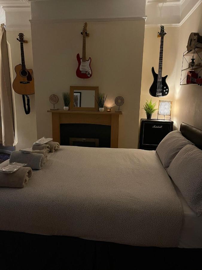 Room In Family Home Near Penny Lane ลิเวอร์พูล ภายนอก รูปภาพ
