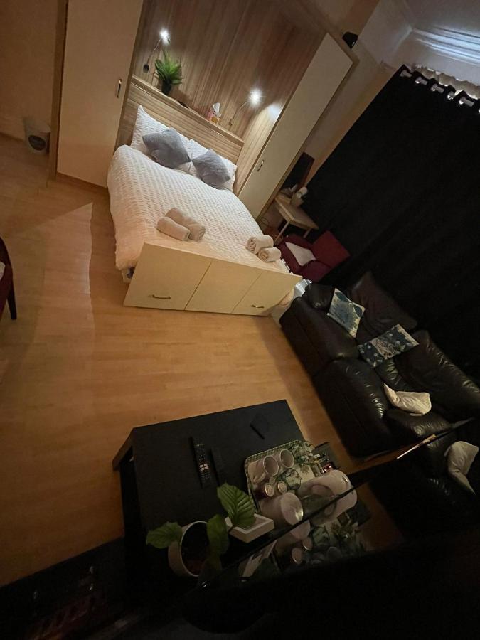 Room In Family Home Near Penny Lane ลิเวอร์พูล ภายนอก รูปภาพ