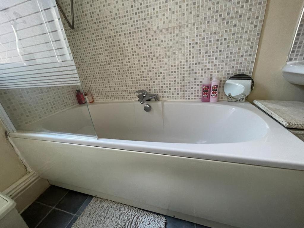 Room In Family Home Near Penny Lane ลิเวอร์พูล ภายนอก รูปภาพ